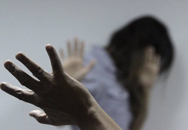 Homem enciumado espanca a esposa com socos no rosto e chutes
