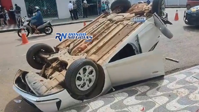 Carro de aplicativo capota após colisão em cruzamento e bate em veículo estacionado
