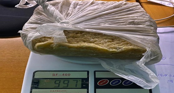 PRF apreende tablete de cocaína que estava preso ao abdômen de jovem