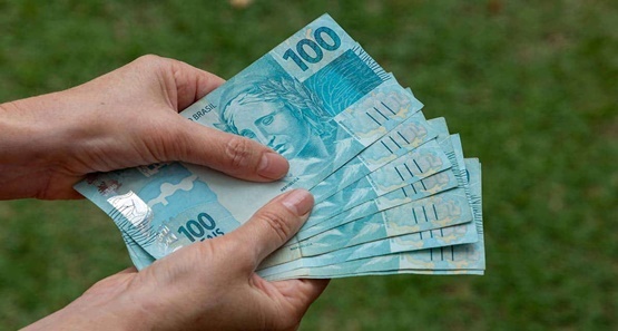 Homem tenta vender celular, mas cai no golpe das notas falsas