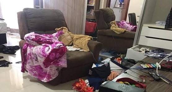 Bandidos invadem residência, fazem família refém e fogem levando dois veículos