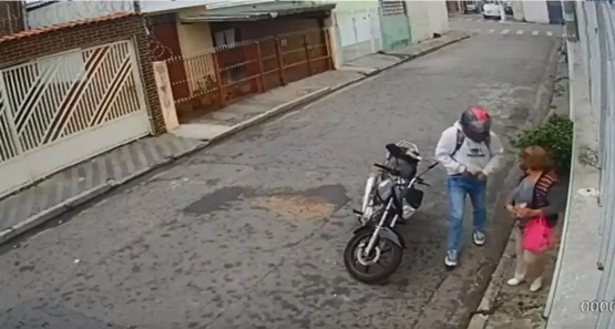 Idosa é abordada por ladrão que rouba sua bolsa com dinheiro da aposentadoria