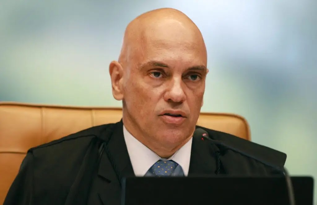 Alexandre de Moraes determina a apreensão do passaporte de Bolsonaro
