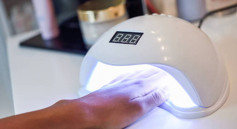 Lâmpadas UV usadas para secar esmalte em gel podem causar câncer, alertam médicos franceses
