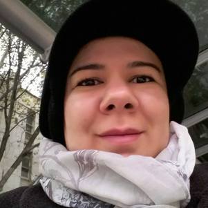 Saiba quem é a professora que perdeu emprego de R$ 20 mil por participar de atos de 08 de janeiro

