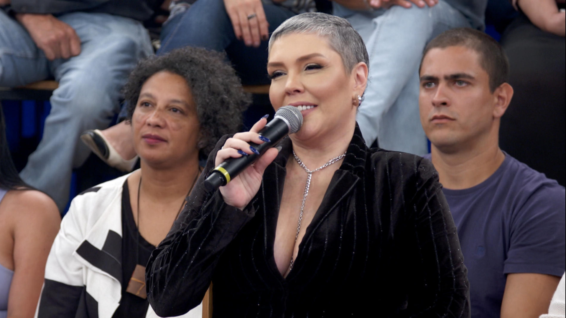 Simony tem alta hospitalar após internação para tratamento contra câncer
