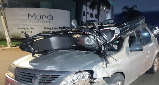 Idoso embriagado invade via preferencial e acerta motociclista que fica grave