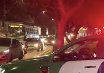 Ladrões apanham de passageiros por usarem arma de brinquedo para assaltar ônibus