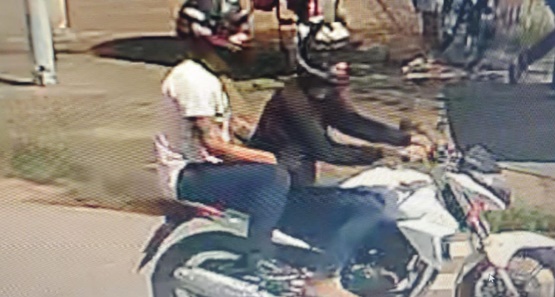 Câmeras de segurança flagram mulher que havia acabado de sacar dinheiro sendo roubada 