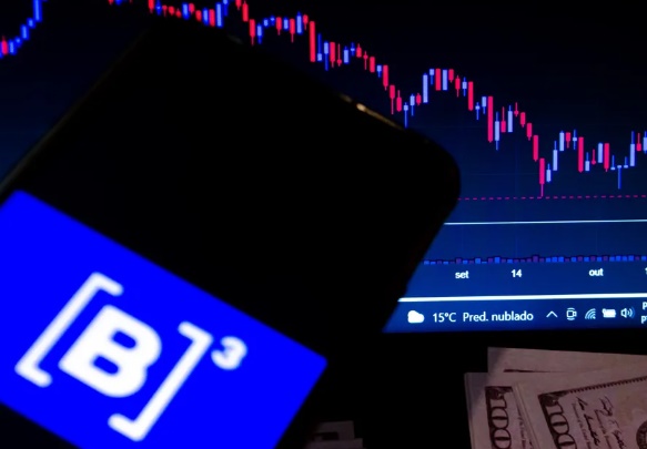 Ibovespa engata 4ª alta seguida e fecha aos 107 mil pontos, no maior patamar desde fevereiro
