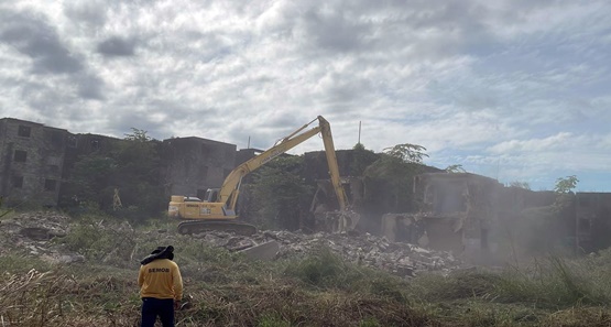 Abandonados há mais de 10 anos, conjuntos habitacionais Floresta I e II são demolidos