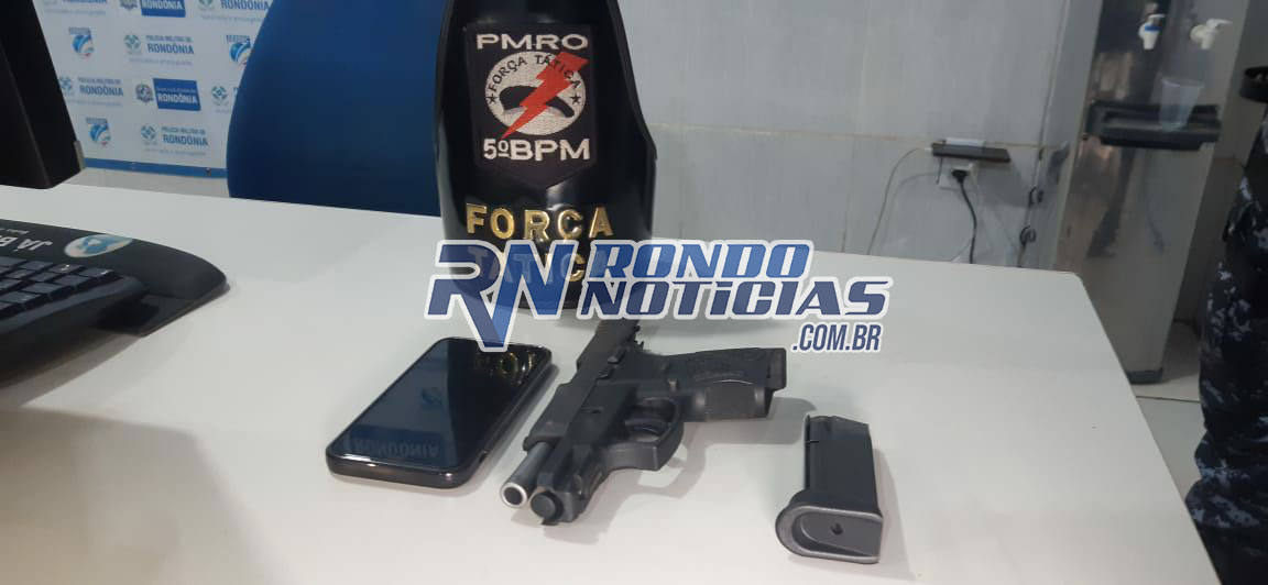 Polícia flagra casal mantendo relação sexual dentro de carro e apreende arma de fogo