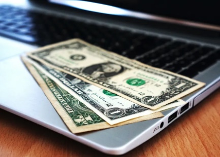 
Dólar engata 5ª queda seguida e fecha abaixo de R$ 4,90 pela primeira vez em quase um ano

