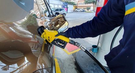 Gasolina deve chegar a R$ 5,05 nos postos, com redução nas refinarias a partir de hoje
