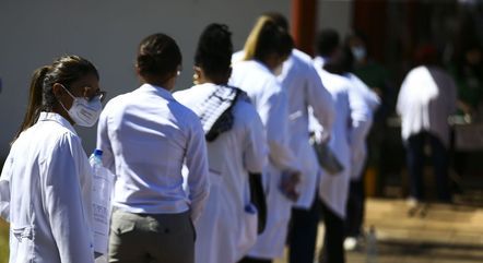 Governo abre edital com 5,9 mil vagas para o novo Mais Médicos
