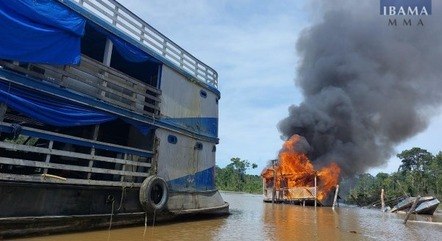 Forças Armadas e Ibama destroem 29 embarcações na região da floresta amazônica
