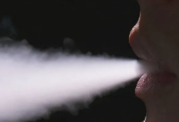 
Proibido desde 2009, cigarro eletrônico ainda é facilmente encontrado no Brasil