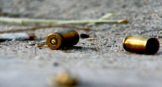 Dupla em motocicleta pede cigarro de vítima e faz disparos de arma de fogo