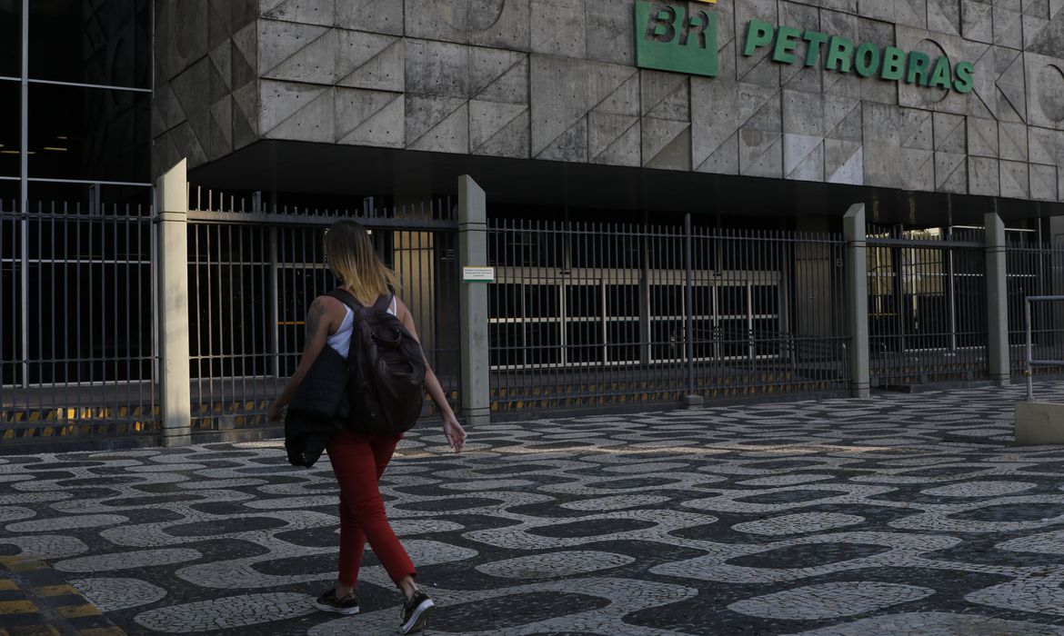 Petrobras retoma programa de estágios com bolsa-auxílio de R$ 1,8 mil
