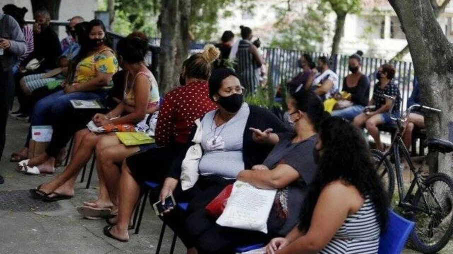 Novo Bolsa Família de Lula deixa 438 mil pessoas na fila de espera
 e sem receber