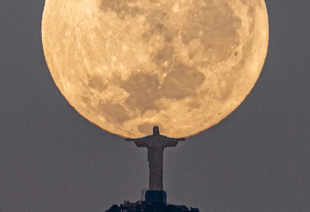 Fotógrafo registra Cristo Redentor 'segurando' a Lua e viraliza mundialmente nas redes sociais