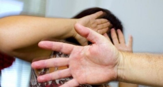 Homem não aceita término e agride ex-namorada na frente de familiares