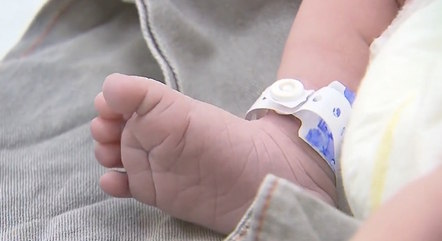 Mãe é presa em flagrante após vender o próprio filho por R$ 7 mil em maternidade de SP
