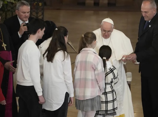 Papa Francisco passa por três horas de cirurgia no intestino 'sem complicações', diz Vaticano
