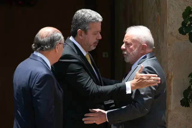 Lula não quer dar Ministério da Saúde nem controle de emendas para Arthur Lira
