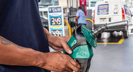 Gasolina deve ficar R$ 0,34 mais cara a partir de sábado com volta de impostos
