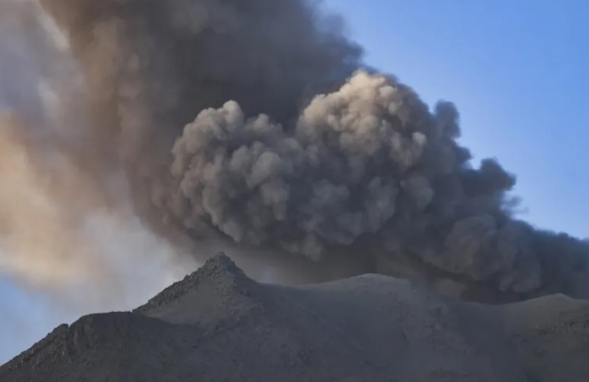 Peru entra em estado de emergência nos arredores de vulcão em erupção
