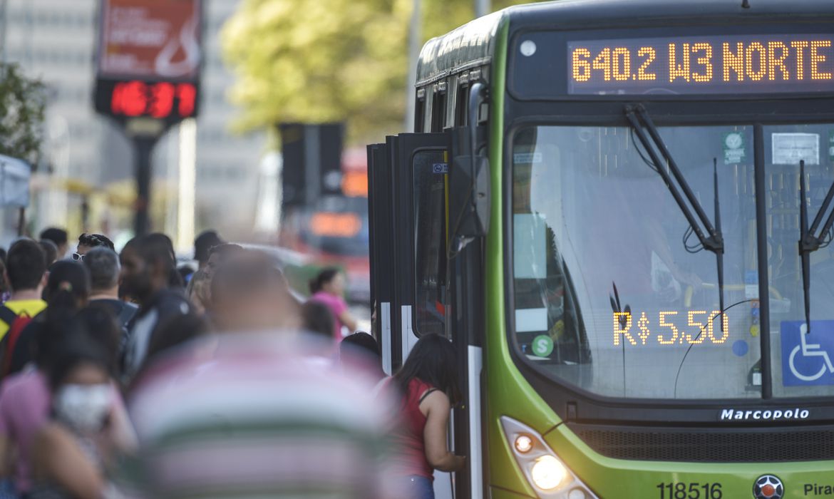INSS estuda aceitar uso de transporte público como prova de vida
