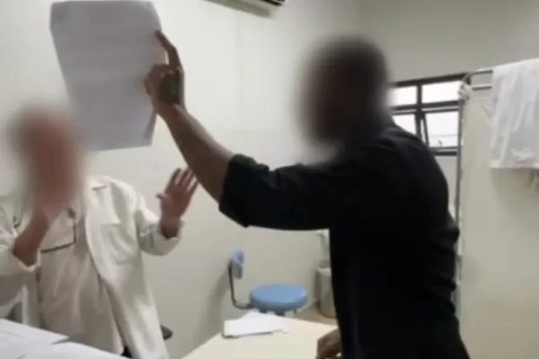 Marido de paciente dá soco em médico ginecologista suspeito de crimes sexuais; veja o vídeo