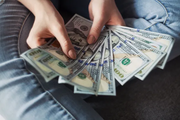 Dólar engata 2ª queda consecutiva e fecha em R$ 4,73, no menor patamar em mais de um ano
