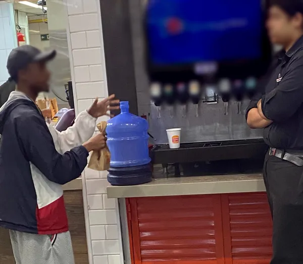 Cliente tenta encher galão de 20 litros com refil de refrigerante em lanchonete e viraliza; assista