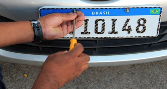 Projeto prevê que placas de carros voltem a modelo antigo com cidade e estado
