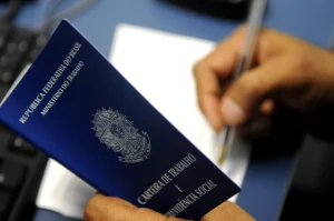 Taxa de desemprego cai para 8% no segundo trimestre de 2023, menor patamar desde 2014