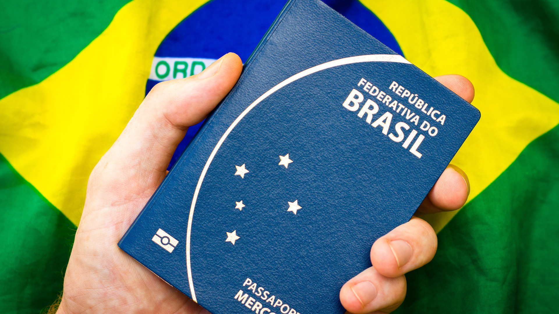 Novo passaporte brasileiro tem atraso de quase um ano: quando vai mudar o formato?
