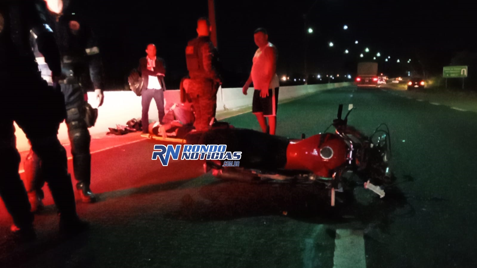 Ciclista fica com perna dilacerada após ser atropelado por motocicleta