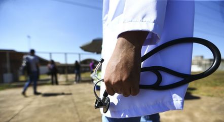 Médicos estrangeiros prestam hoje exame para clinicar no Brasil 
