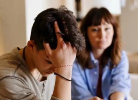 'Pais de adolescentes estão tão solitários e depressivos quanto filhos, mas são ignorados'
