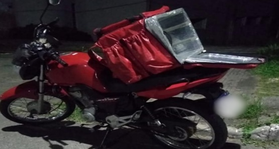 Motoboy de Deliverry e namorada e têm moto e celulares roubados 