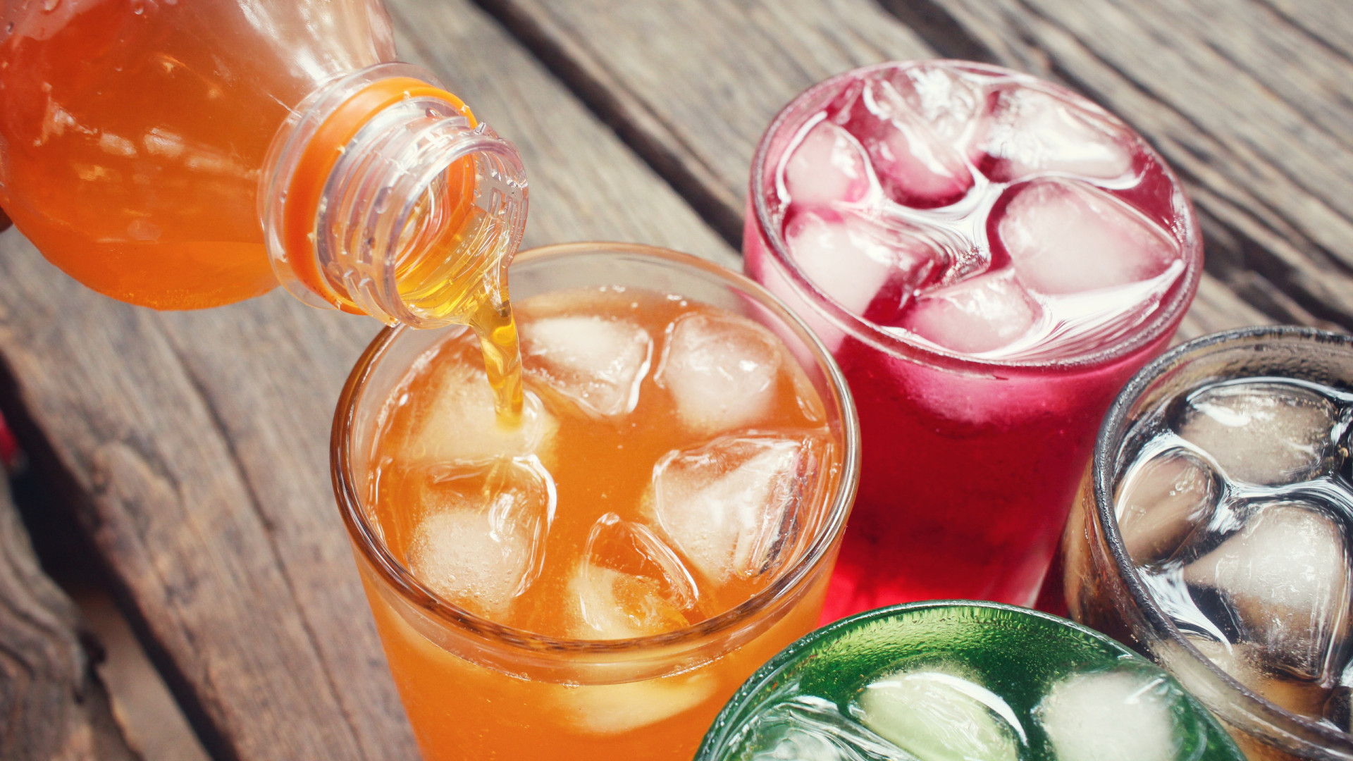 Bebidas açucaradas elevam risco de mortalidade por câncer de fígado, diz estudo
