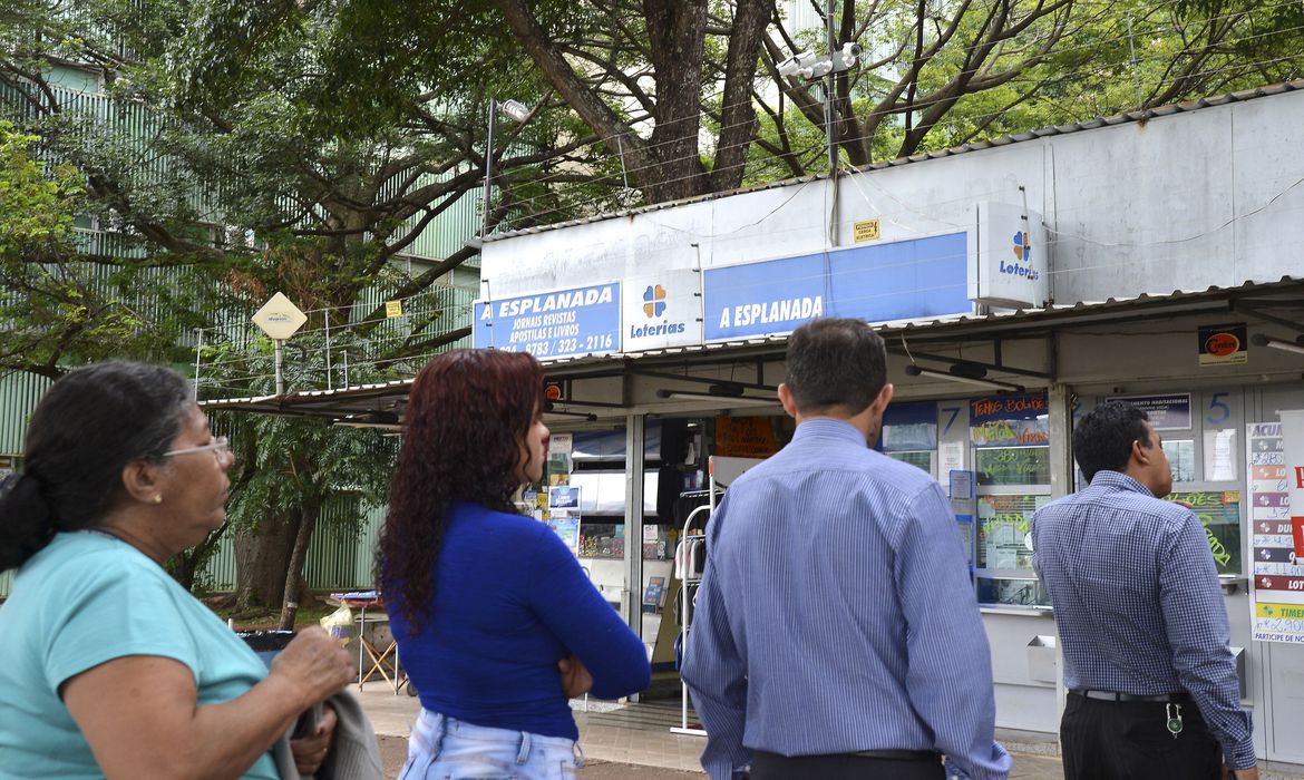 Mega-Sena acumula e prêmio vai para R$ 115 milhões; veja as dezenas
