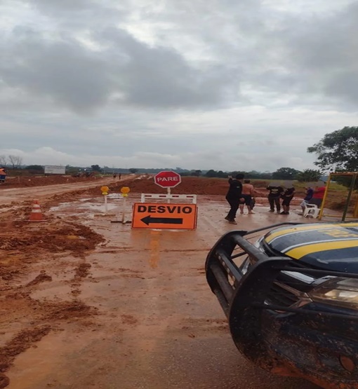 BR-364 é totalmente interditada em trecho de obras após chuva em Porto Velho
