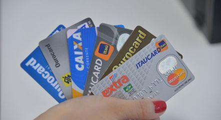 Lojistas protestam contra o fim das compras parceladas sem juros, de acordo Febraban
