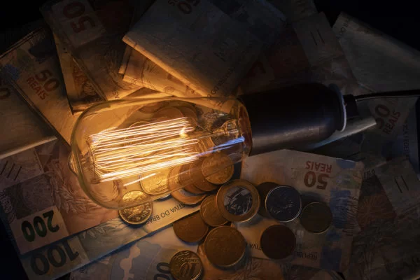 Agência de Energia Elétrica vota hoje redução de até 37% na taxa extra da conta de luz

