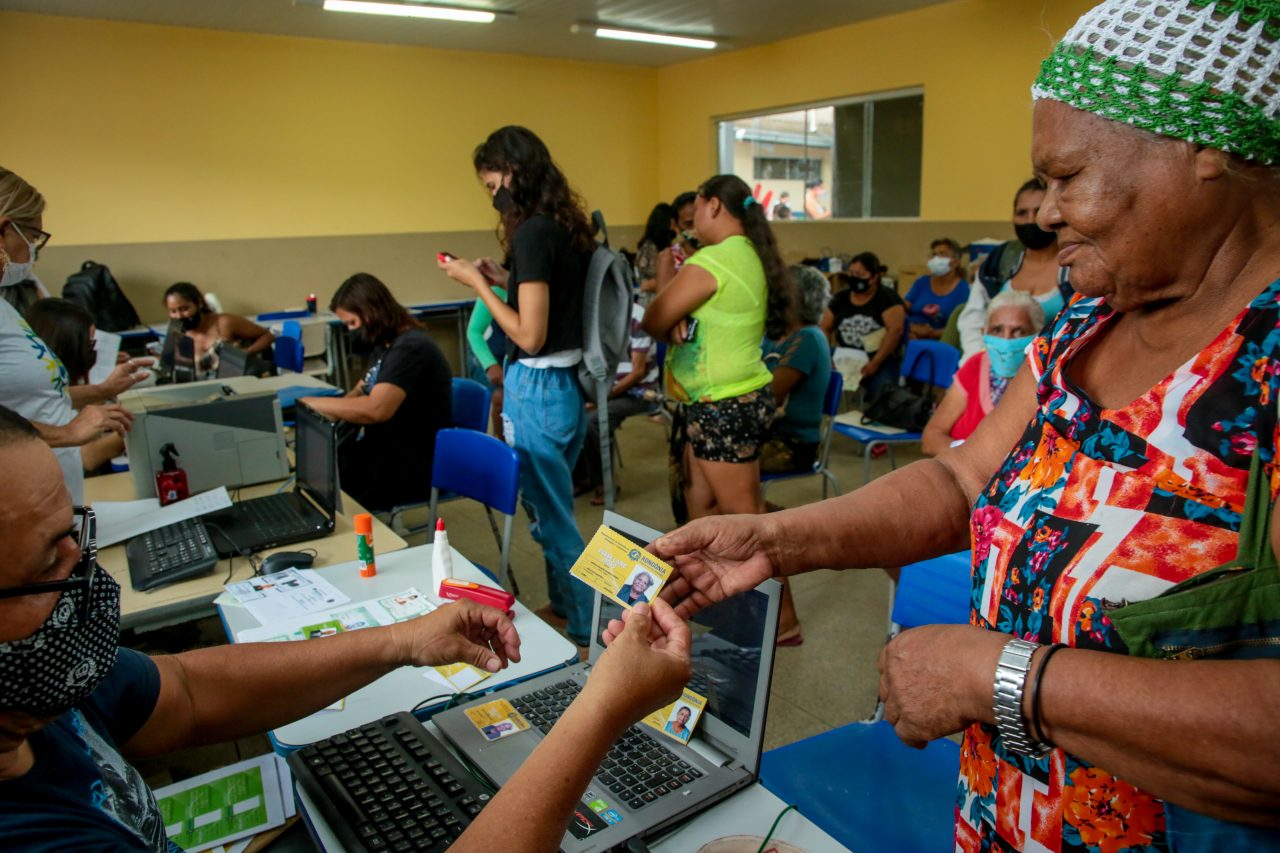 Sancionada lei que amplia renovação do passe livre para idosos e deficientes
