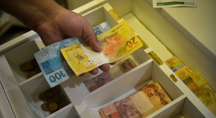 Salário mínimo será de R$ 1.421 em 2024, segundo proposta do governo para orçamento 