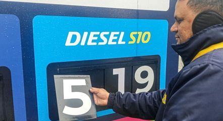 Diesel deve ficar R$ 0,10 mais caro nesta terça com volta de impostos federais
